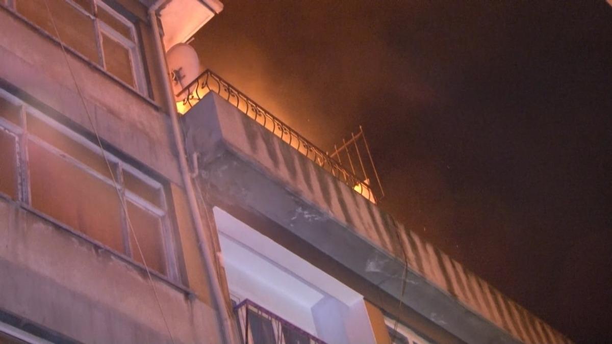 Fatih&rsquo;te bir binanın &ccedil;atısında yangın &ccedil;ıktı, bitişiğinde bulunan otel tahliye edildi