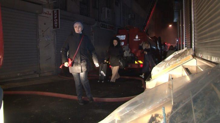 Fatih’te bir binanın çatısında yangın çıktı, bitişiğinde bulunan otel tahliye edildi G2