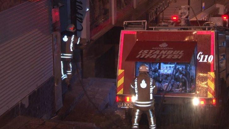 Fatih’te bir binanın çatısında yangın çıktı, bitişiğinde bulunan otel tahliye edildi G3