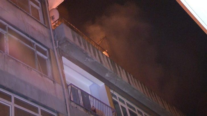 Fatih’te bir binanın çatısında yangın çıktı, bitişiğinde bulunan otel tahliye edildi G4