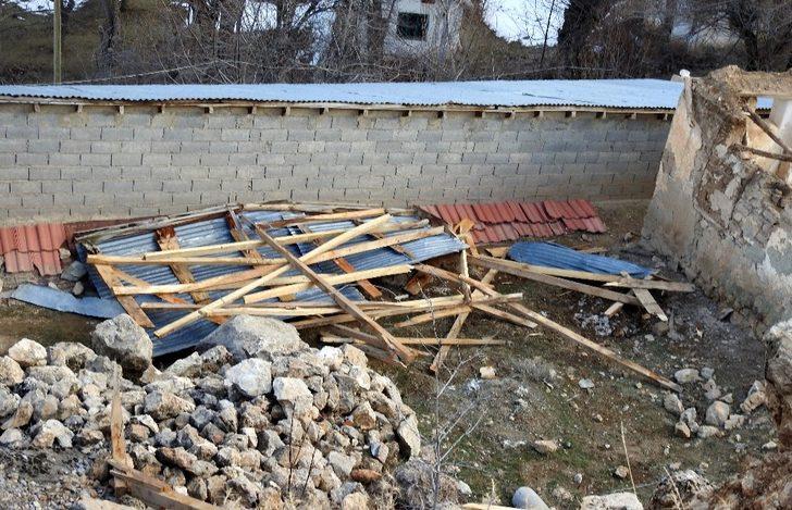 Erzincan’da fırtına bir evin çatısını uçurdu G2