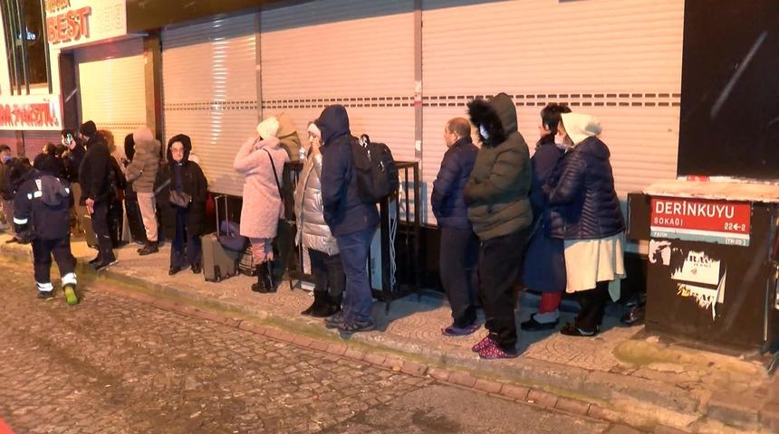 Fatih'te yangın paniği: Otellerdeki turistler bavullarıyla dışarı çıktı