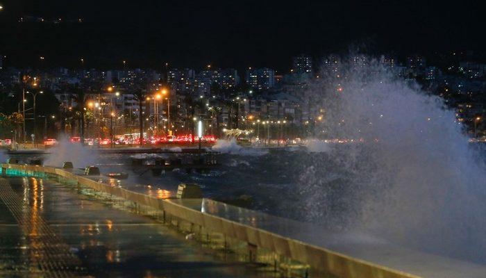 Son Dakika: İzmir'de fırtına! Ağaçlar devrildi, tekne yan yattı (İzmir hava durumu 17 Şubat)