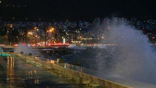 Son Dakika: İzmir'de fırtına! Ağaçlar devrildi, tekne yan yattı (İzmir hava durumu 17 Şubat)