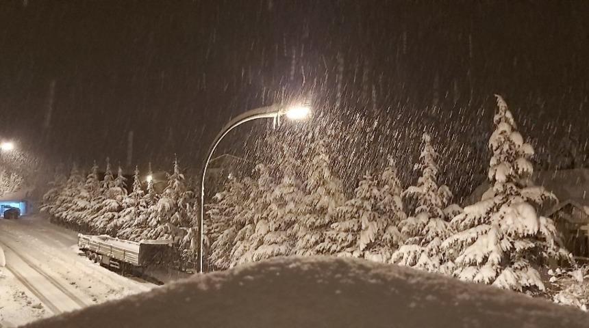 Tufanbeyli’de kar ve tipi etkili oluyor