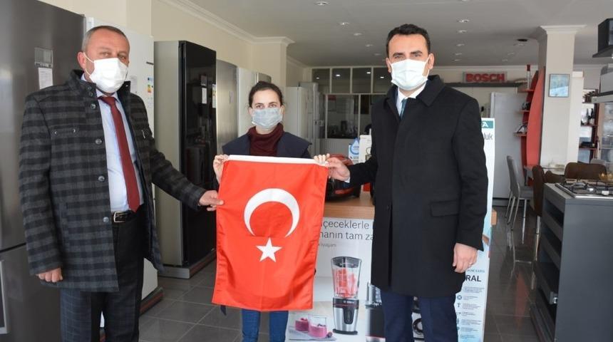 Kaymakamlıktan esnafa bayrak hediyesi