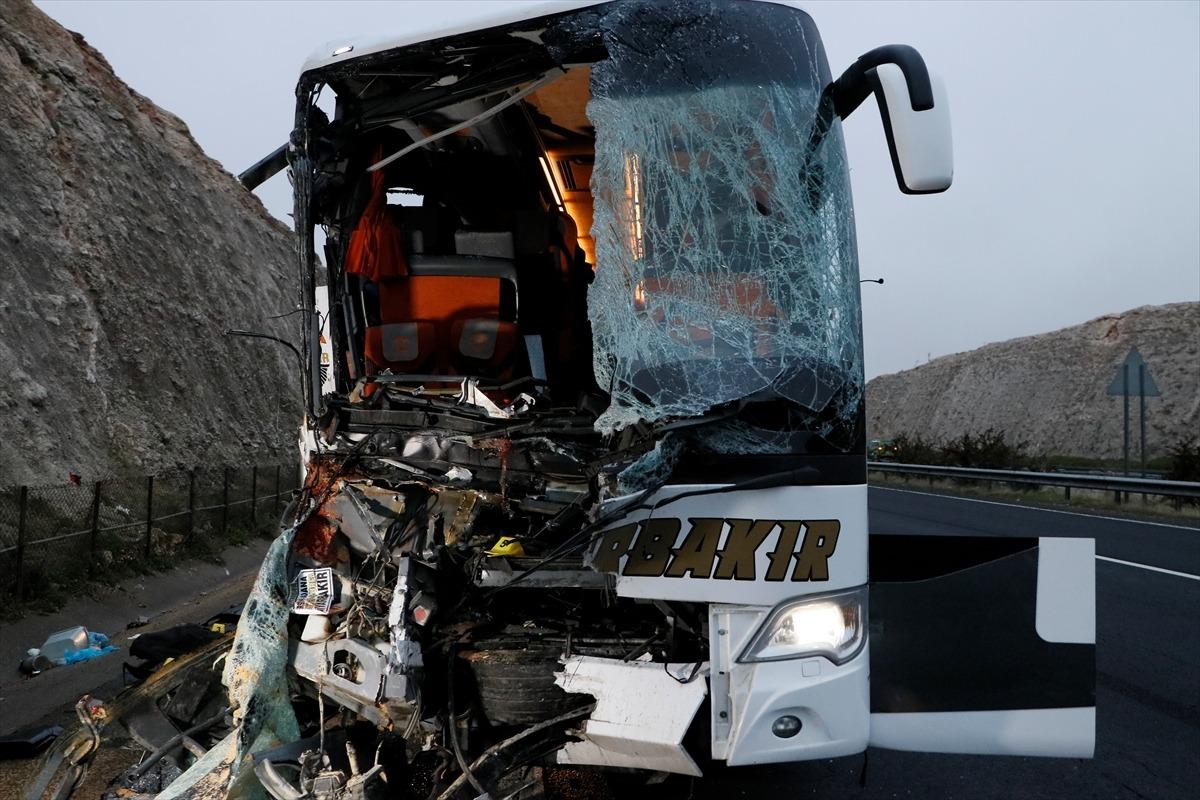 G&Uuml;NCELLEME - Şanlıurfa'da yolcu otob&uuml;s&uuml; tıra arkadan &ccedil;arptı: 3 &ouml;l&uuml;, 41 yaralı
