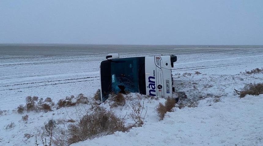 Son Dakika: Aksaray'da yolcu otobüsü devrildi: Çok sayıda yaralı