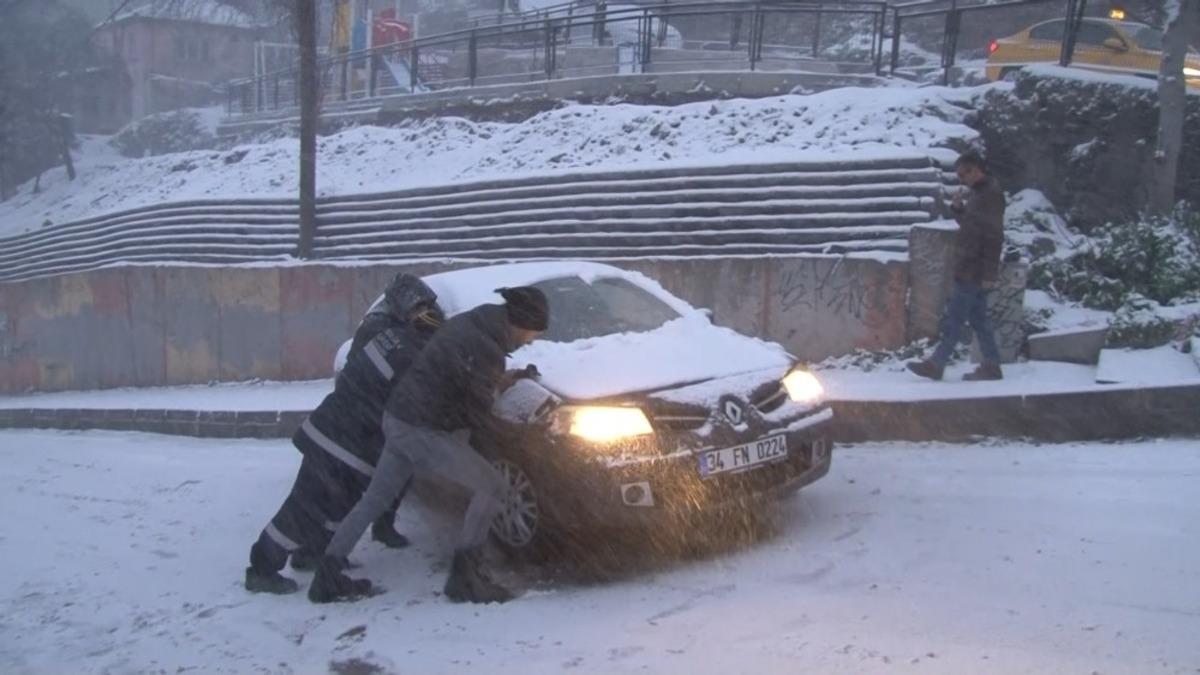 Kağıthane&rsquo;de yoğun kar yağışı nedeniyle ara&ccedil;lar ilerlemekte g&uuml;&ccedil;l&uuml;k &ccedil;ekti