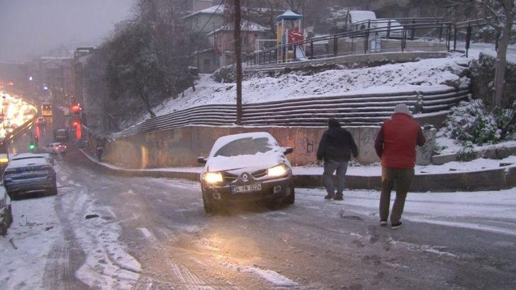 Kağıthane’de yoğun kar yağışı nedeniyle araçlar ilerlemekte güçlük çekti G2