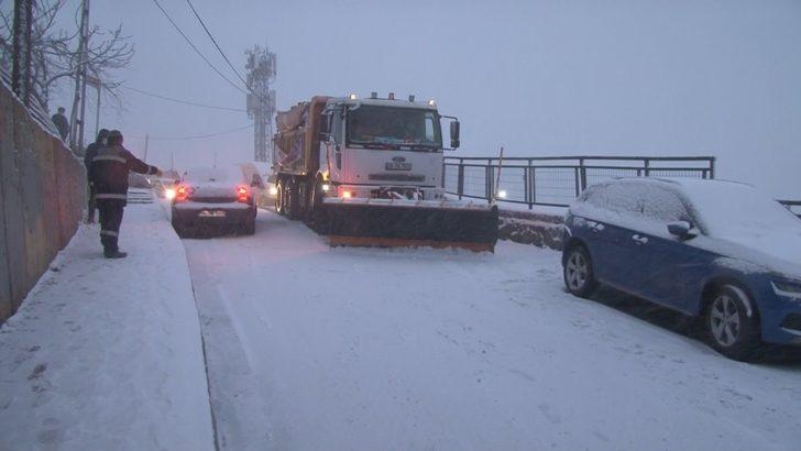 Kağıthane’de yoğun kar yağışı nedeniyle araçlar ilerlemekte güçlük çekti G3