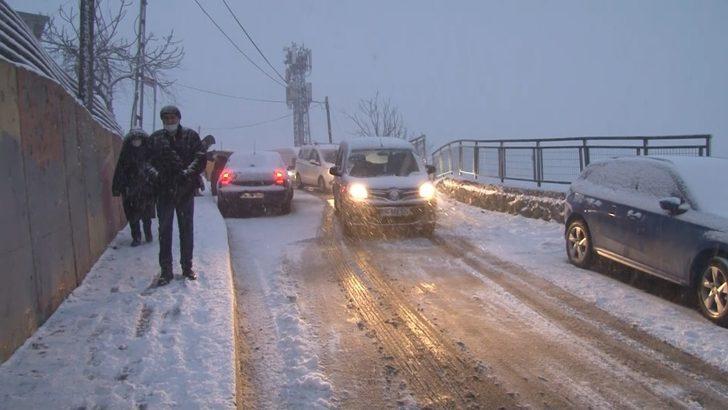 Kağıthane’de yoğun kar yağışı nedeniyle araçlar ilerlemekte güçlük çekti G4