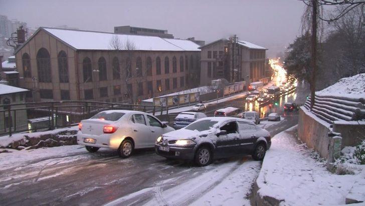 Kağıthane’de yoğun kar yağışı nedeniyle araçlar ilerlemekte güçlük çekti G5