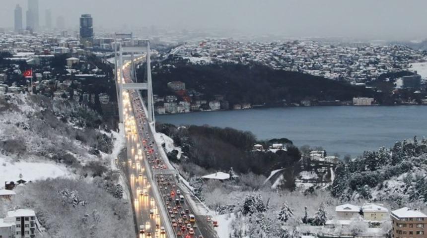Son Dakika: İstanbul'da kar yağışı nedeniyle trafik yoğunluğu!