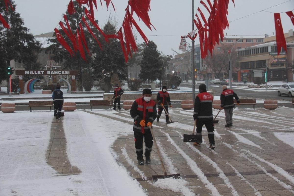 Erzincan&rsquo;da kar ve tipi etkili oluyor, 359 k&ouml;y yolu ulaşıma kapandı