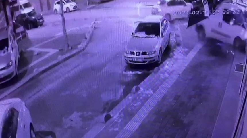 (Özel) Kontrolden çıkan ticari araç önce taksiye çarptı, sonra iş yerine daldı