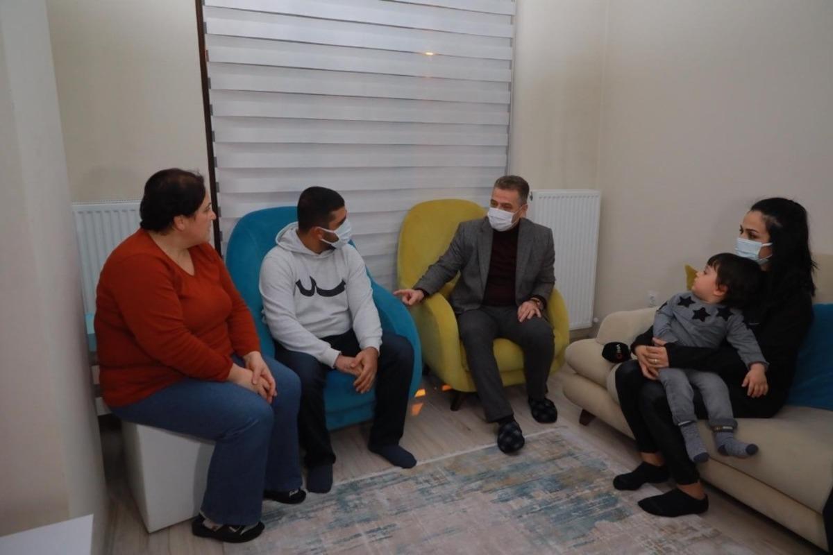 21 g&uuml;n esir olan gemici yaşadıkları korku dolu anları anlattı