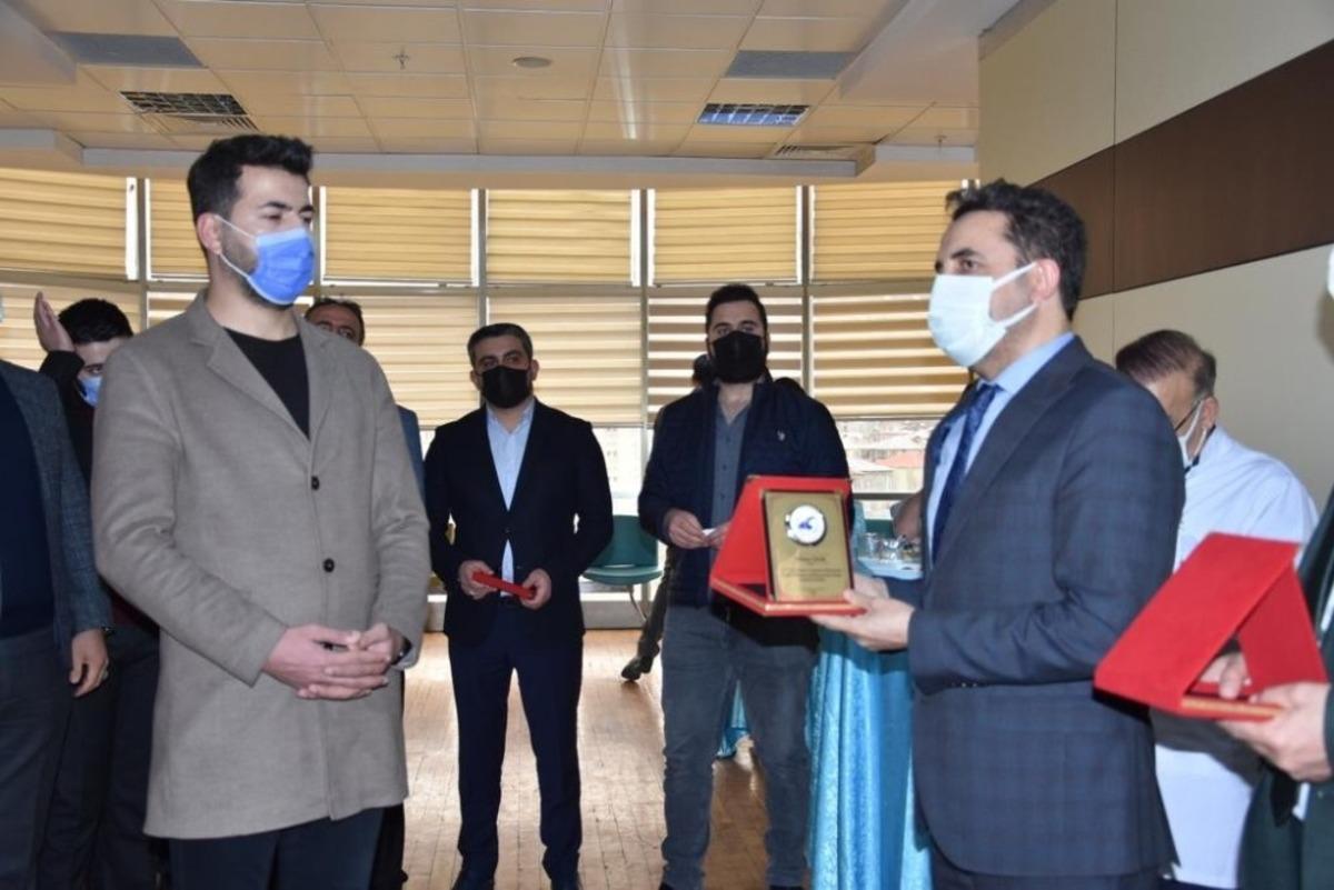 Hastane odalarının tefrişatını yapan iş adamlarına plaket