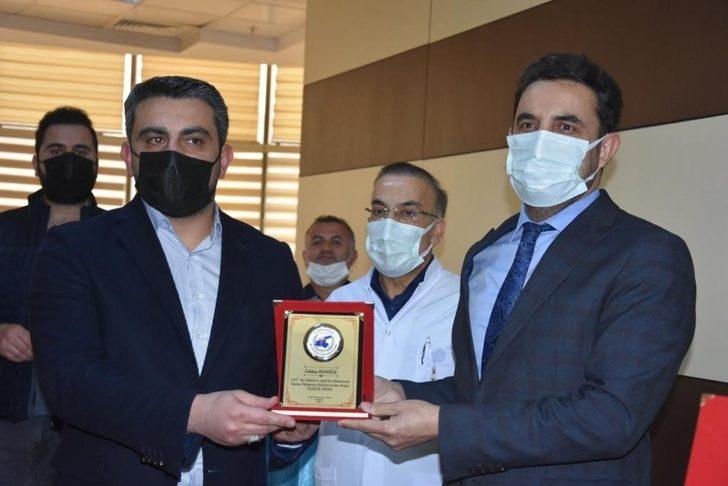 Hastane odalarının tefrişatını yapan iş adamlarına plaket G2