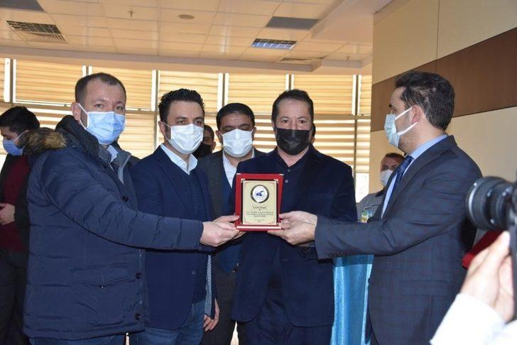 Hastane odalarının tefrişatını yapan iş adamlarına plaket G3