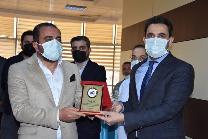 Hastane odalarının tefrişatını yapan iş adamlarına plaket G4