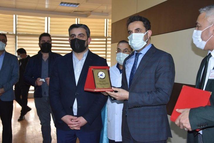 Hastane odalarının tefrişatını yapan iş adamlarına plaket G5