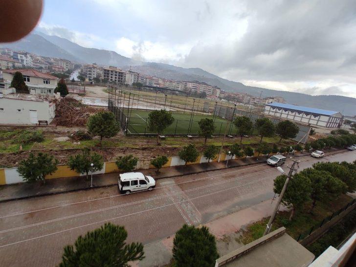 Buldan’da belediye halı sahanın yanında bulunan ağaçları kesti G2