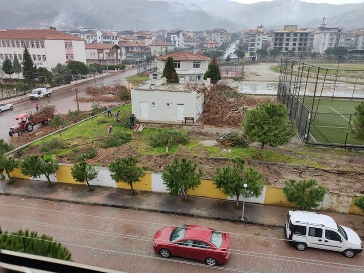 Buldan’da belediye halı sahanın yanında bulunan ağaçları kesti G4