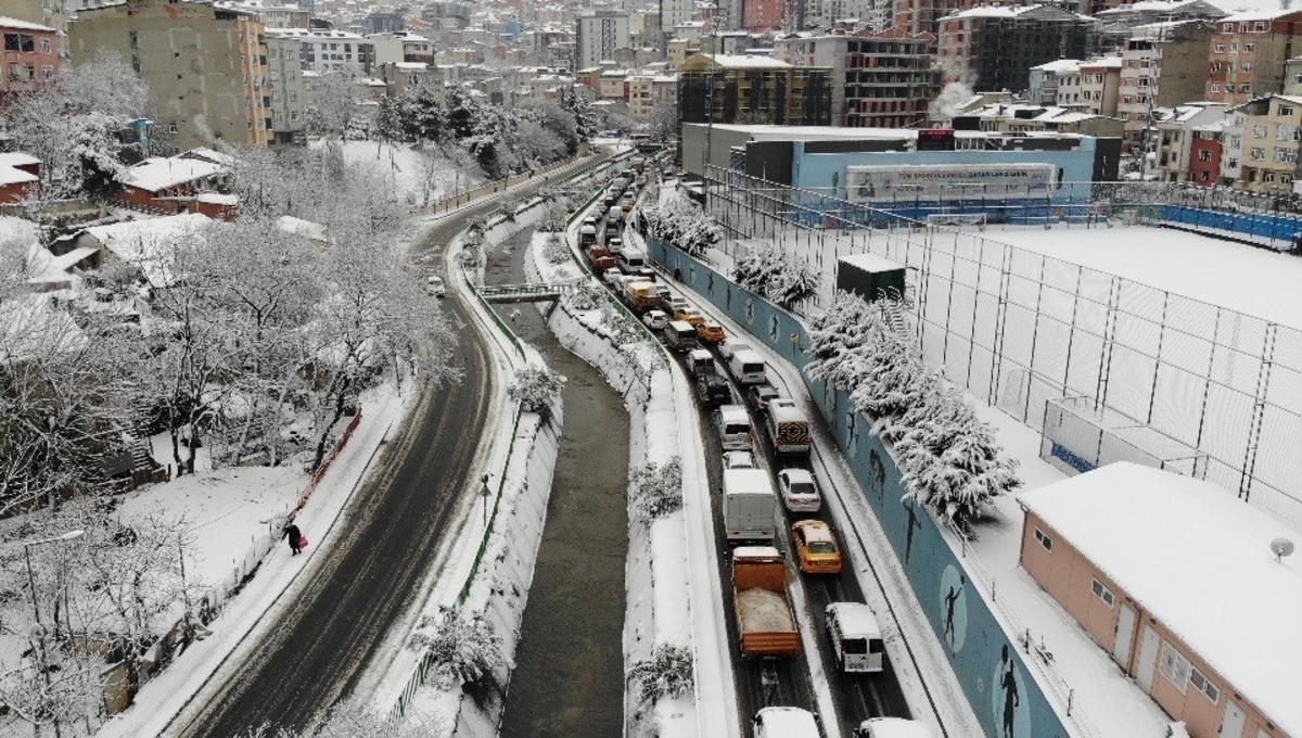 İstanbul&rsquo;da kar trafiği havadan g&ouml;r&uuml;nt&uuml;lendi