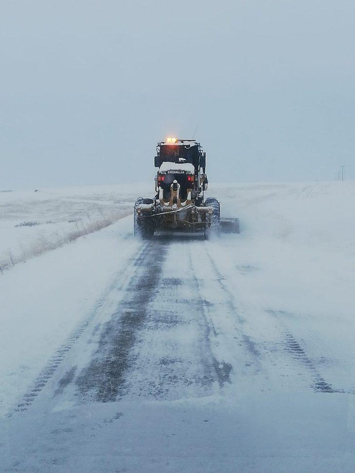 Kar ve tipi Kırşehir’de 30 köy yolunu kapattı G3