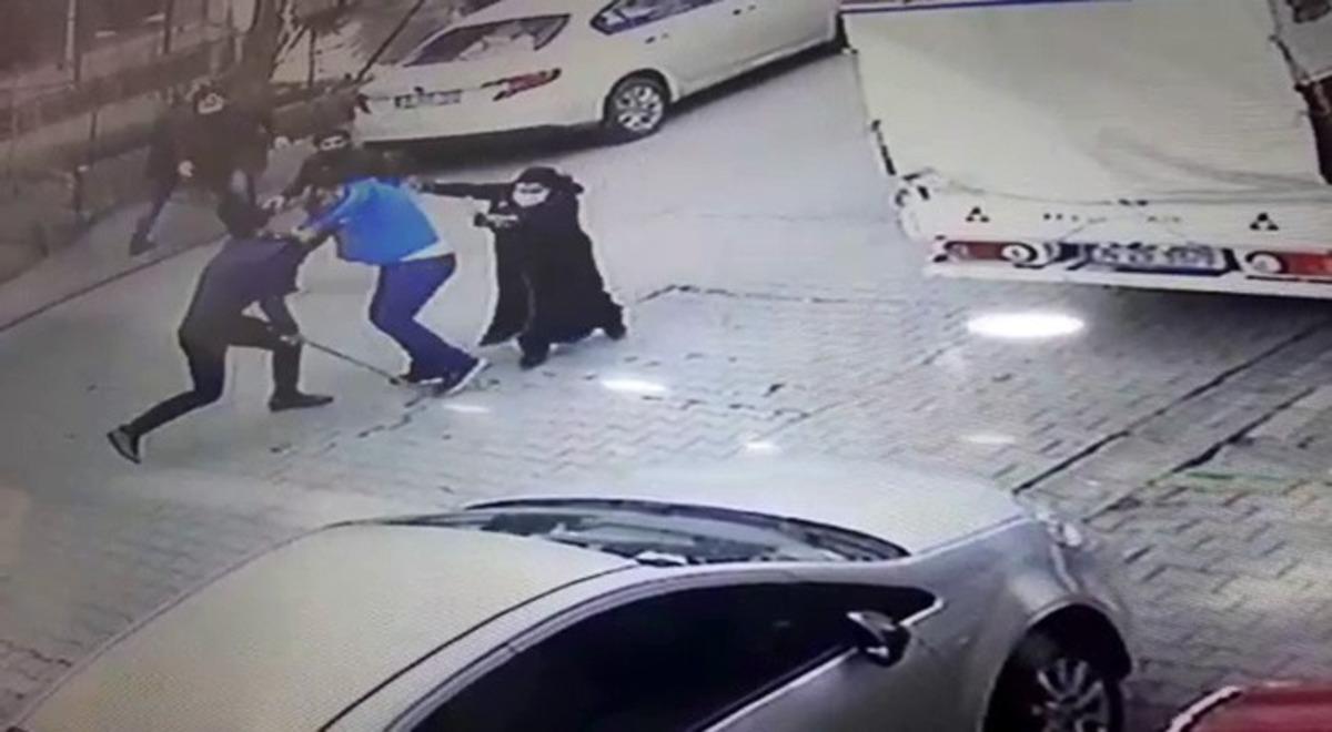 Esenyurt&rsquo;ta sopalı yol verme kavgası kamerada