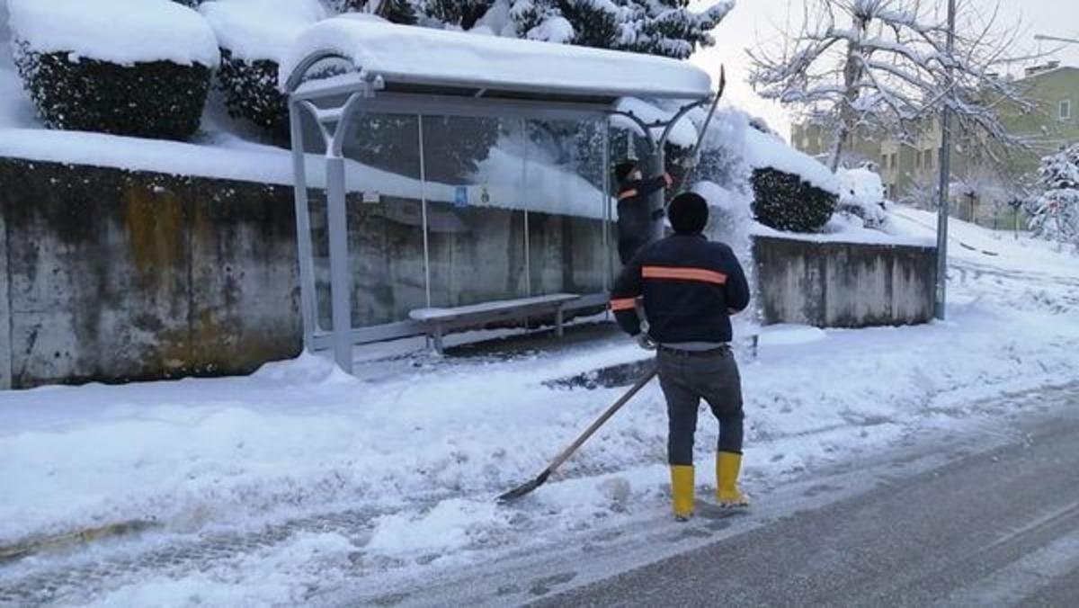 D&uuml;zce Belediyesi sabahın ilk ışıkları ile karla m&uuml;cadeleye başladı.