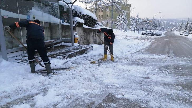 Düzce Belediyesi sabahın ilk ışıkları ile karla mücadeleye başladı. G2