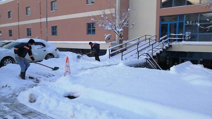 Düzce Belediyesi sabahın ilk ışıkları ile karla mücadeleye başladı. G3