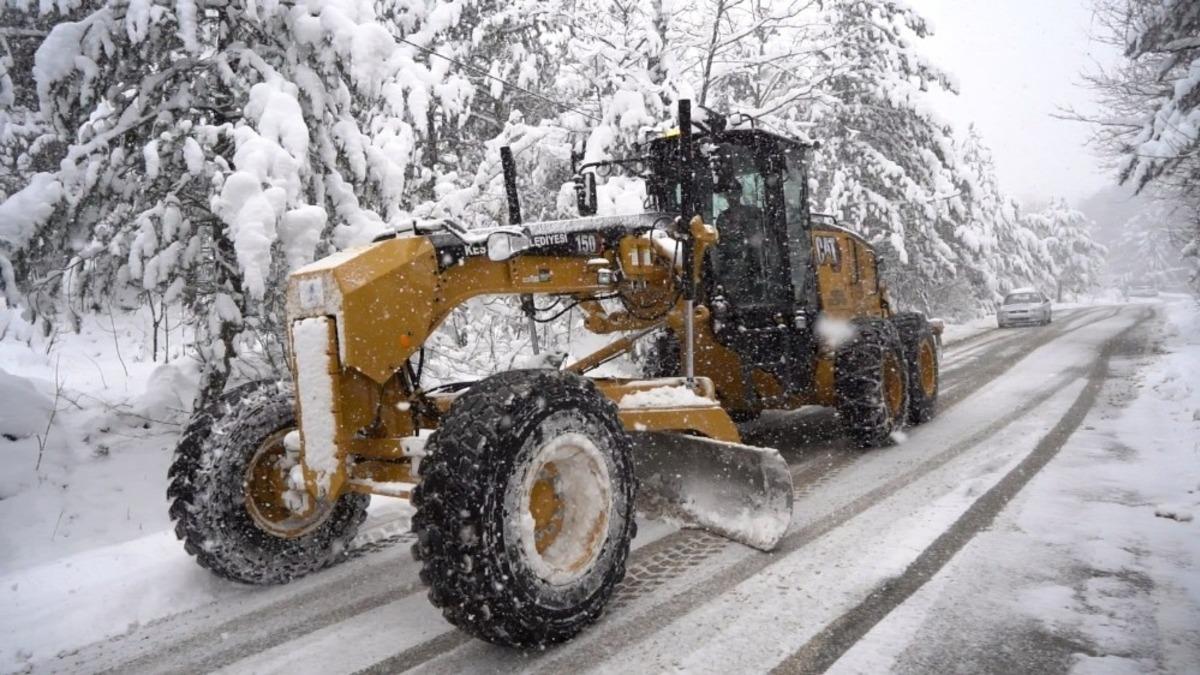 Kestel&rsquo;de karla m&uuml;cadele ekipleri aralıksız &ccedil;alışıyor