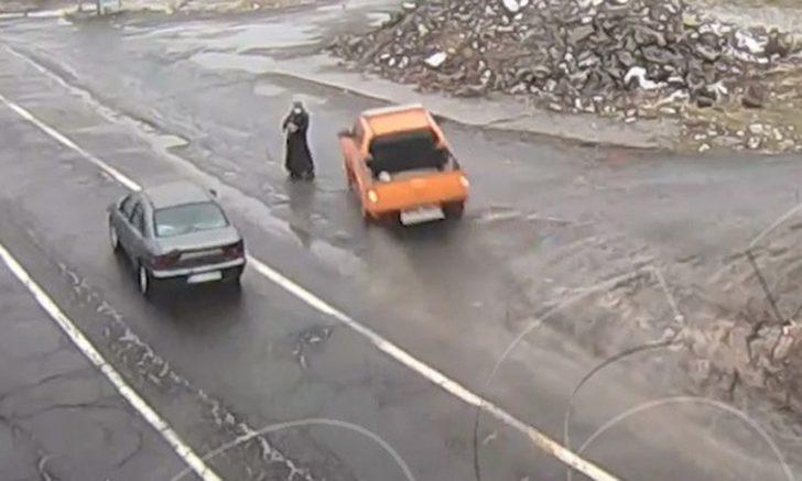 Kaza anları kamerada, yol kenarındaki kadın son anda kurtuldu G1