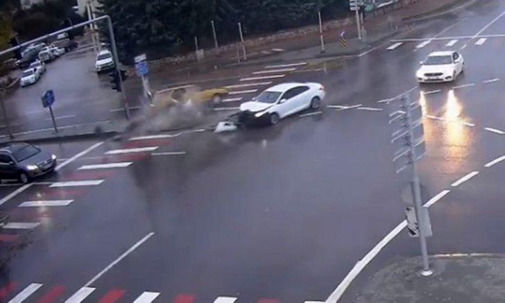 Kaza anları kamerada, yol kenarındaki kadın son anda kurtuldu G2