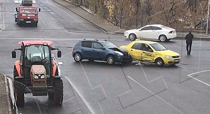 Kaza anları kamerada, yol kenarındaki kadın son anda kurtuldu G3