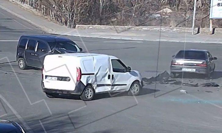 Kaza anları kamerada, yol kenarındaki kadın son anda kurtuldu G5