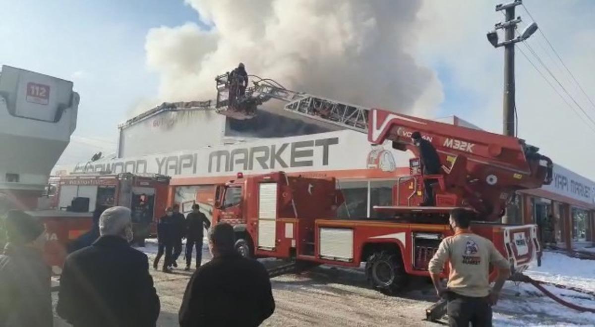Bursa&rsquo;da sanayi sitesinde korkutan yangın, 9 kişi dumandan etkilendi