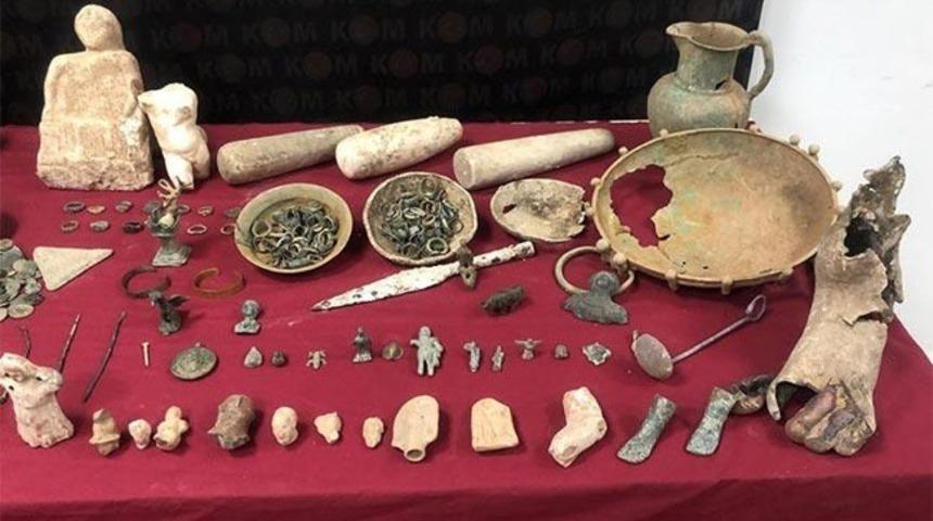 Tarihi eser ka&ccedil;ak&ccedil;ıları su&ccedil;&uuml;st&uuml; yakalandı