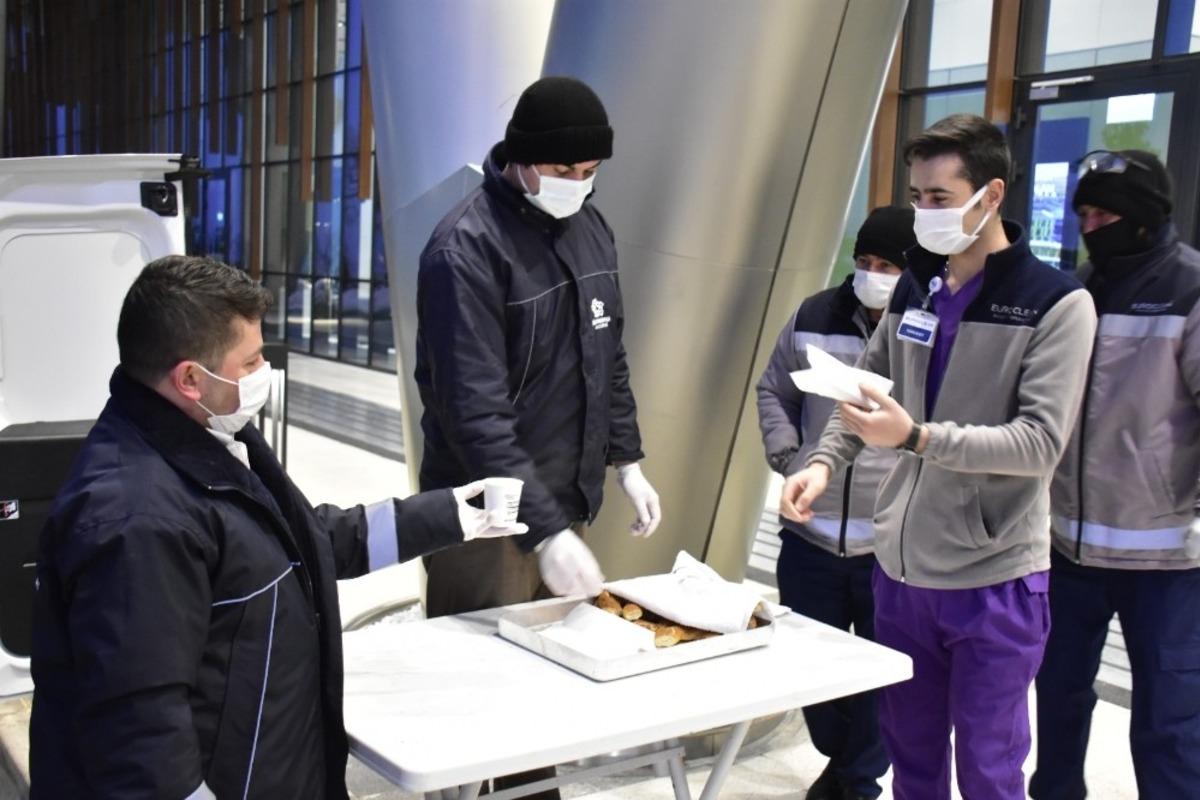 Sağlık &ccedil;alışanlarına sıcak &ccedil;orba ve simit ikramı