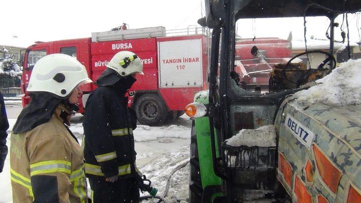 Park halindeki traktör alevlere teslim oldu G1