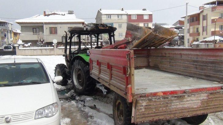 Park halindeki traktör alevlere teslim oldu G5