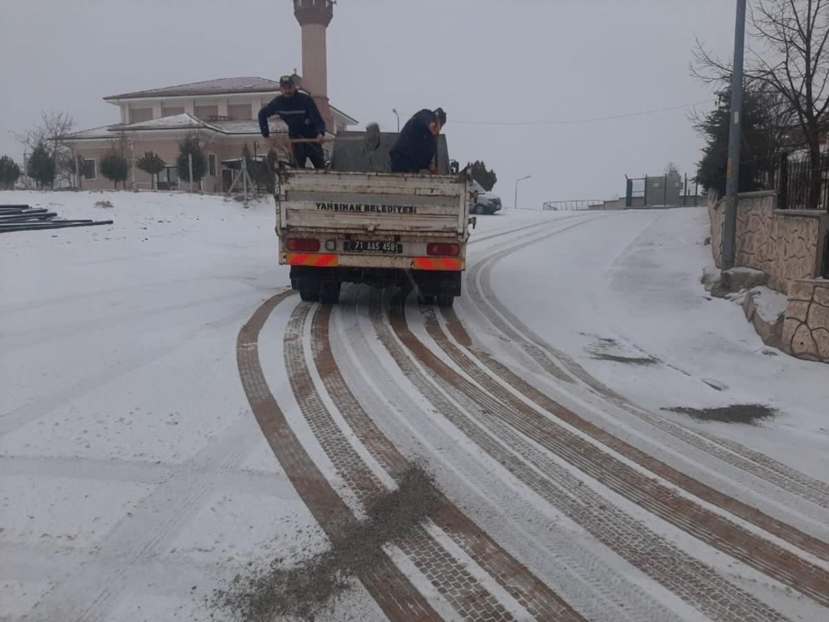 Yahşihan&rsquo;da kar ile m&uuml;cadele s&uuml;r&uuml;yor