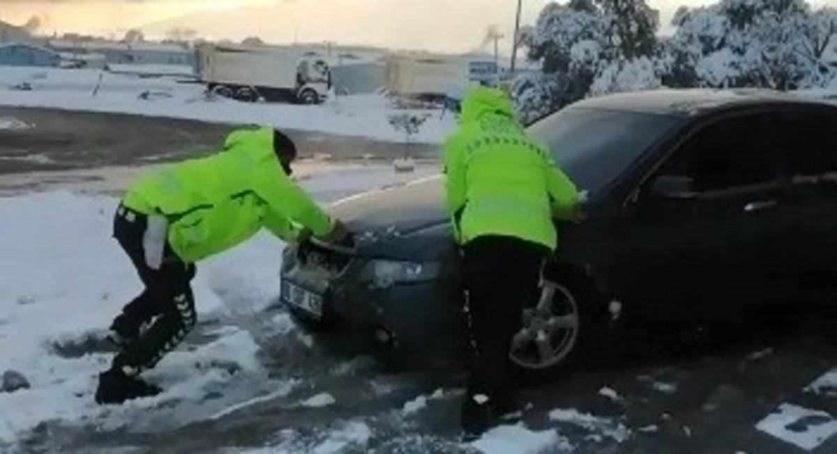 Trafik polisleri elleriyle kar k&uuml;reyerek yolda kalan s&uuml;r&uuml;c&uuml;lere b&ouml;yle yardım etti