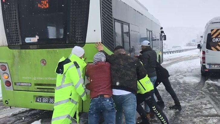 Trafik polisleri elleriyle kar küreyerek yolda kalan sürücülere böyle yardım etti G2