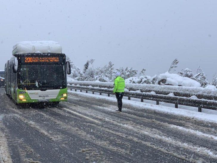 Trafik polisleri elleriyle kar küreyerek yolda kalan sürücülere böyle yardım etti G3