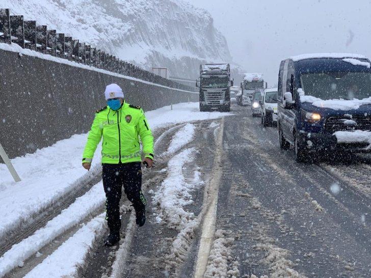 Trafik polisleri elleriyle kar küreyerek yolda kalan sürücülere böyle yardım etti G4