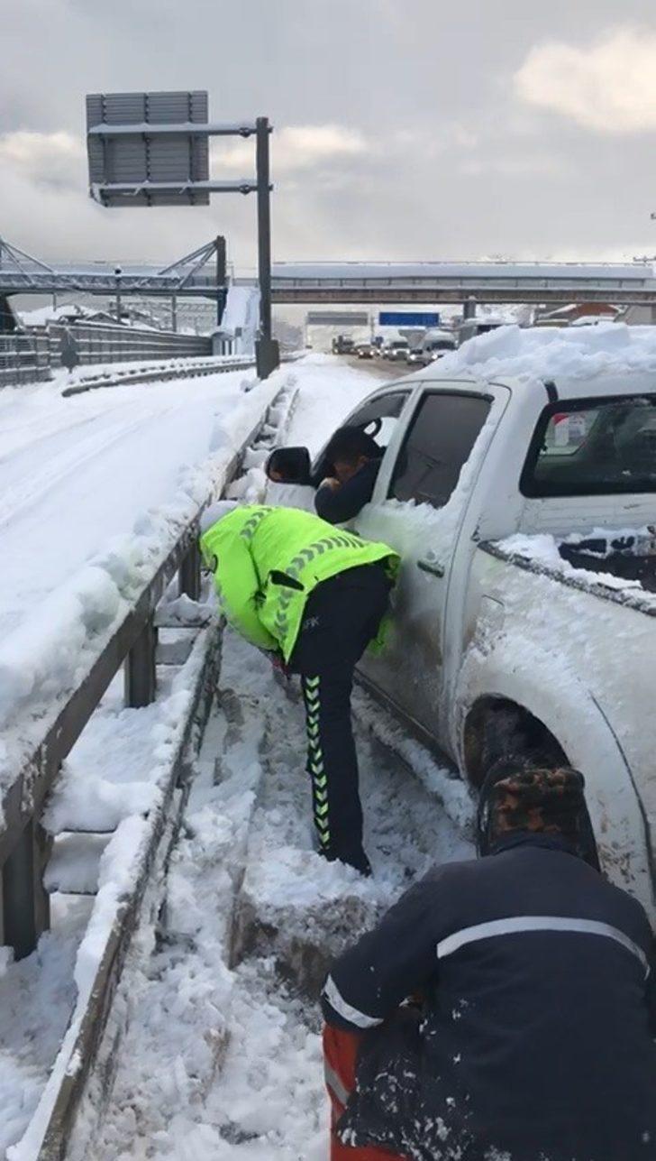 Trafik polisleri elleriyle kar küreyerek yolda kalan sürücülere böyle yardım etti G5